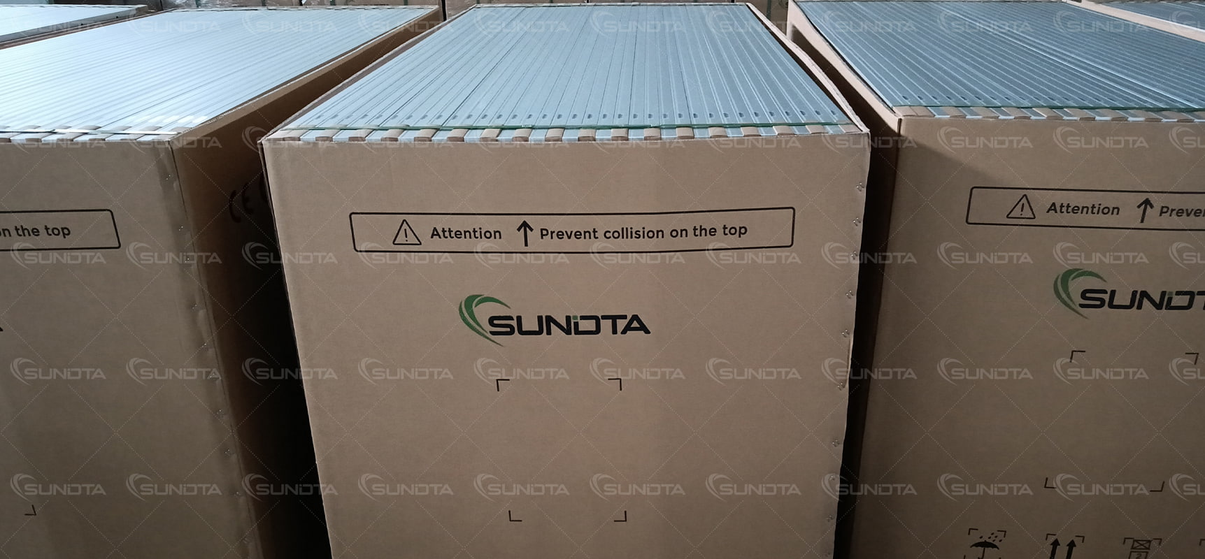 Drei Container mit SUNDTA 550 W-Solarmodulen wurden verpackt und werden nach Kambodscha verschifft.