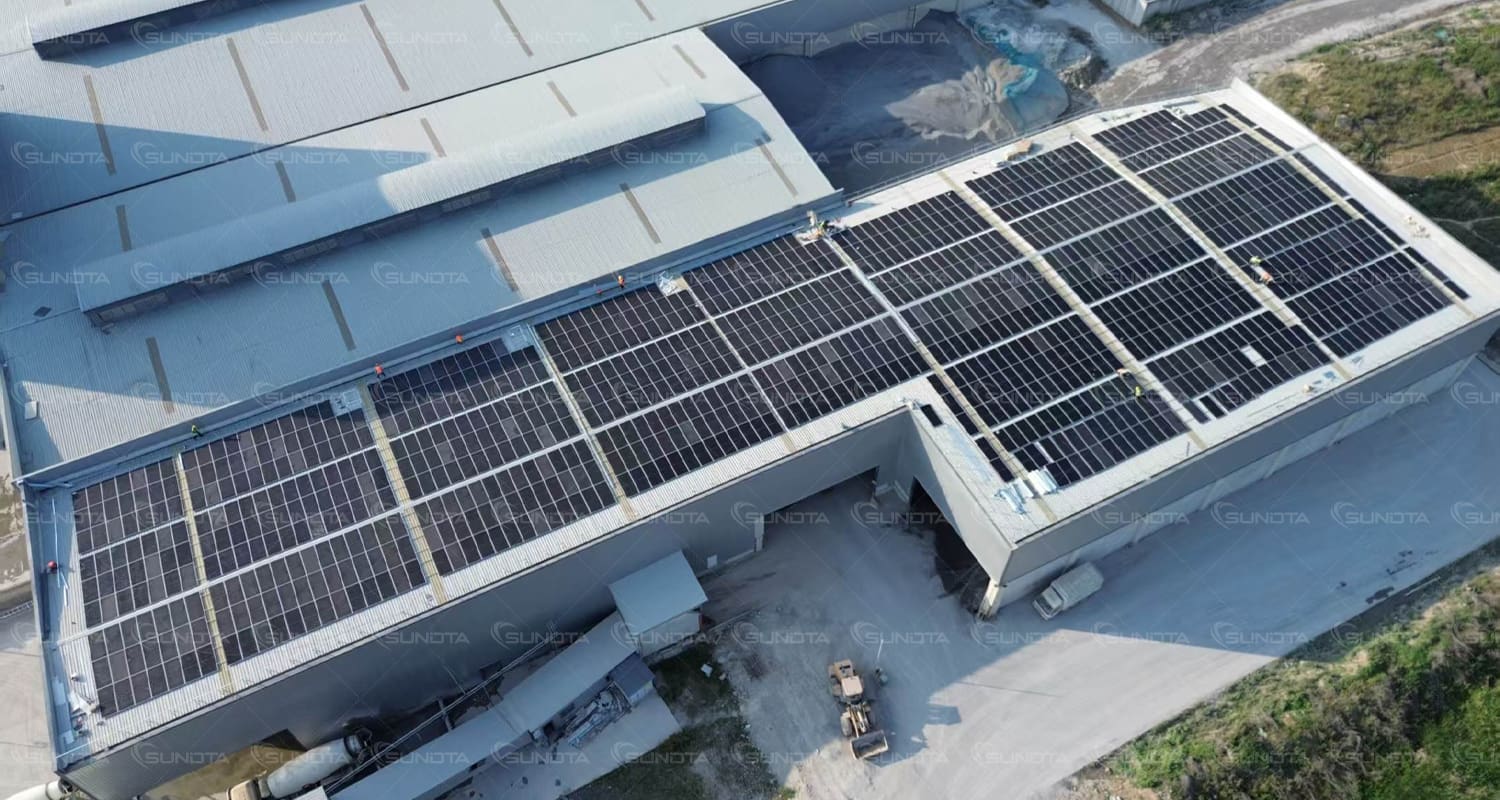 Sparen Sie jährlich 133.000 US-Dollar: SUNDTA schließt kundenspezifisches 683-kW-Solardachprojekt an