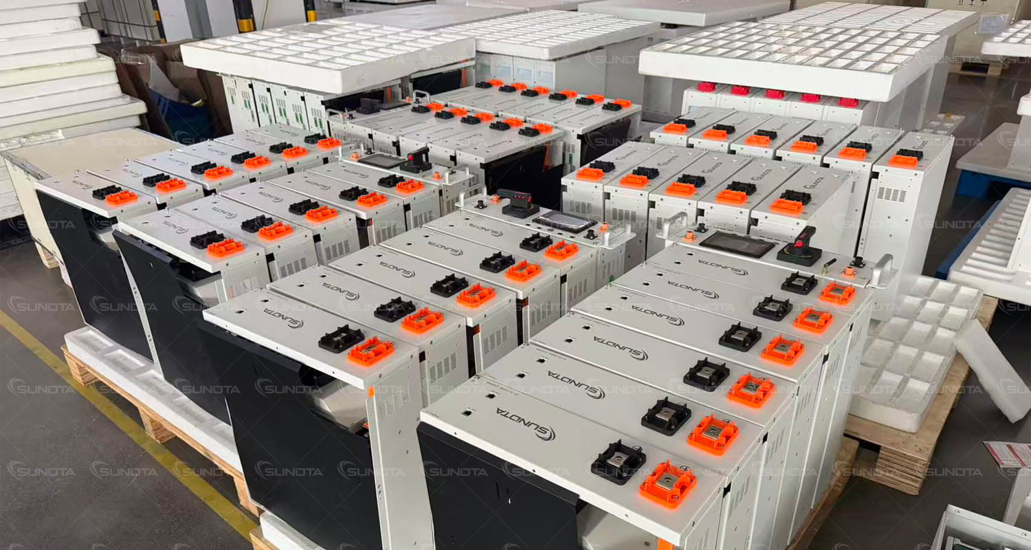 Wisst ihr, was gerade das Werk verlassen hat? 10er-Set SUNDTA 51,2V 100Ah Rack-Batterien für Kuba!