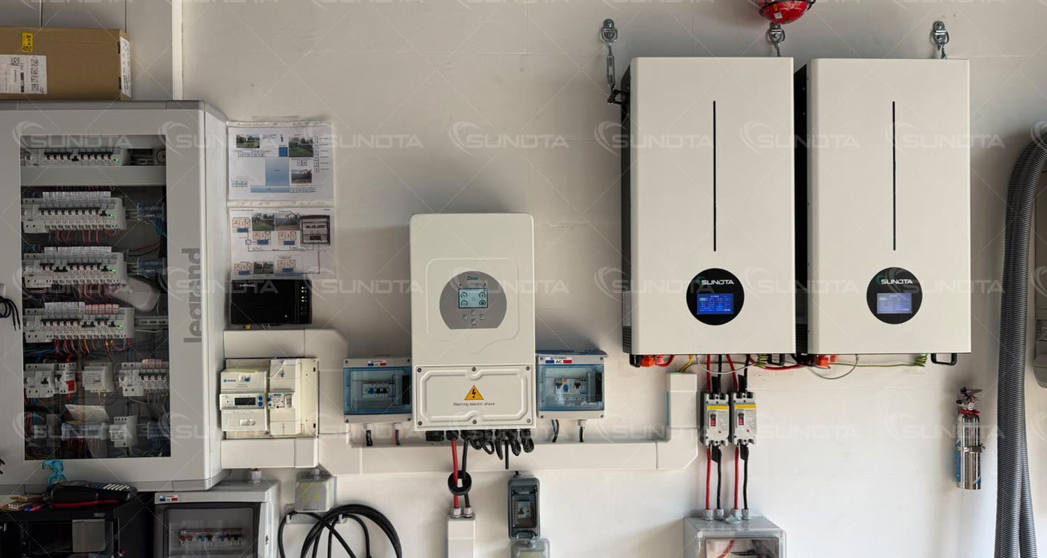 Kabelloses Kabelfernsehen in Frankreich: SUNDTAs 10-kWh-Wandbatterie und Solaranlage sorgen für Energiesicherheit